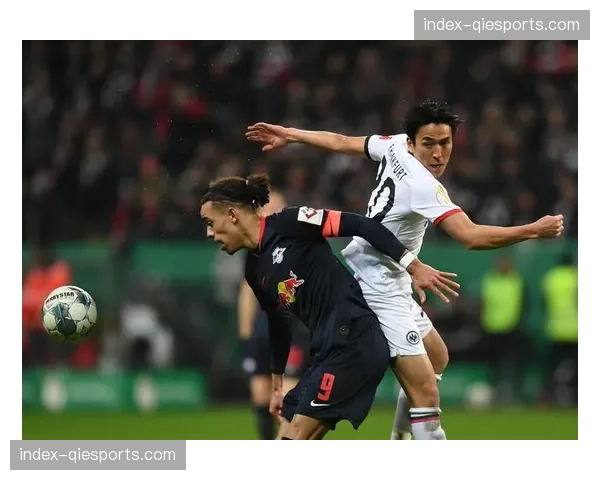 特写：法兰克福老将长谷部诚赛后向客队勒沃库森球员致敬