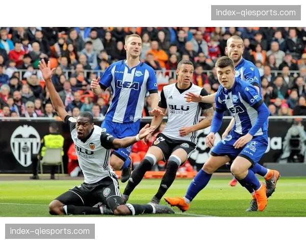 在保级关键战中进球后，阿拉维斯老将里奥哈指向看台上的家人