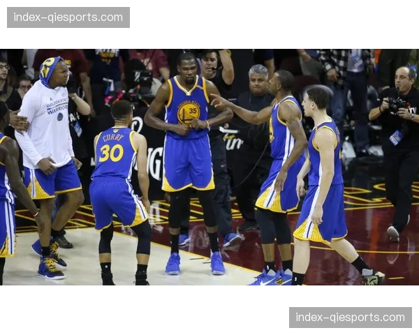 第三节中段,勇士队祭出“死亡五小”,打出一波15-2的进攻高潮 第三节中段,勇士队祭出“死亡五小”,打出一波15-2的进攻高潮